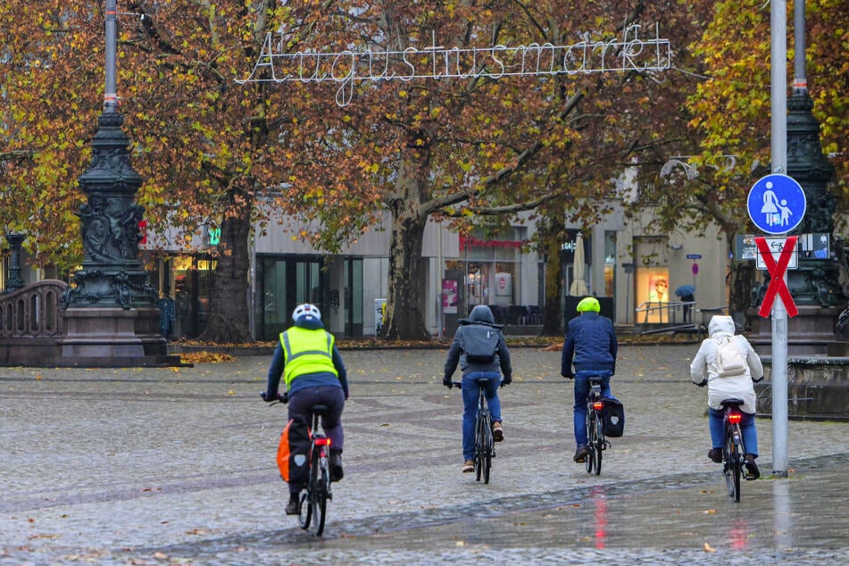 "Radler frei" gestrichen: Die Hauptstraße ist nun wieder reiner Gehweg.