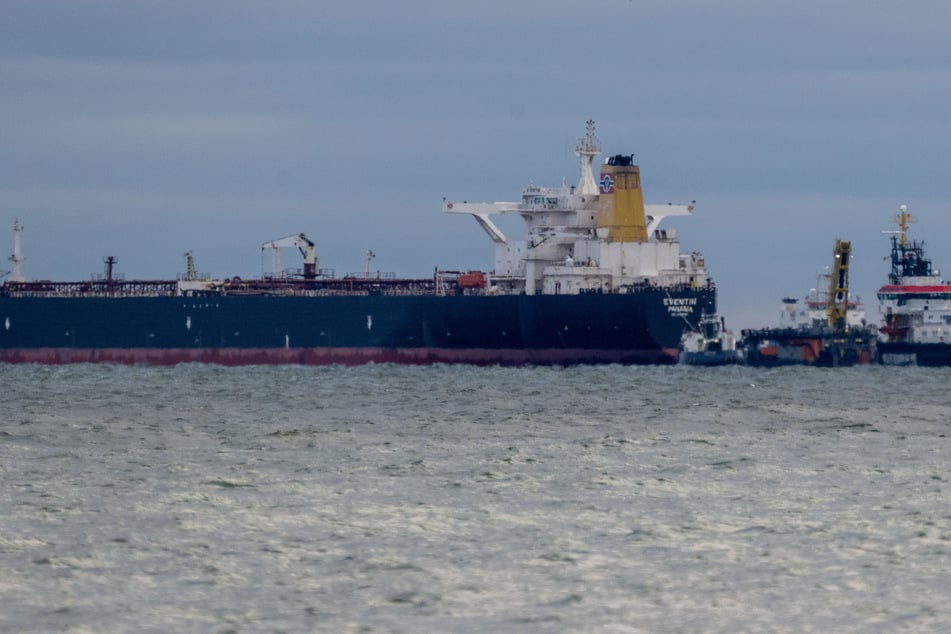 Der Öltanker "Eventin" war vor rund zwei Wochen vor der Ostsee-Insel Rügen havariert.