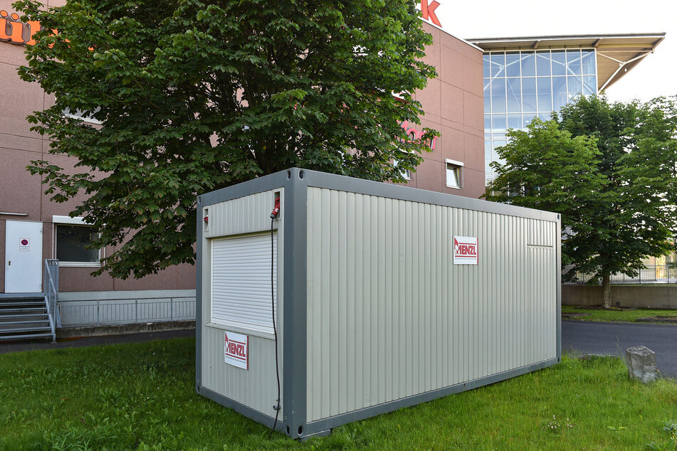 In diesem Container wartet der neue Manager, dass er ins Haus darf.