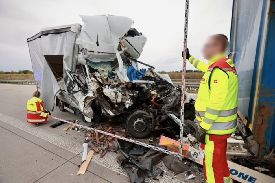 Die Front des Kleintransporters ist nach der Kollision komplett zerstört.