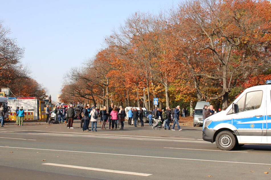 Am Sonntag versammeln sich Hunderte Menschen vor dem Völkerschlachtdenkmal in Leipzig.