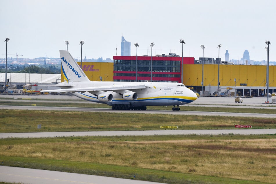 Eine der sechs Antonov AN-124, die am Leipziger Flughafen stationiert sind, beim Start. Zumeist erledigen sie Transportaufträge für die NATO.