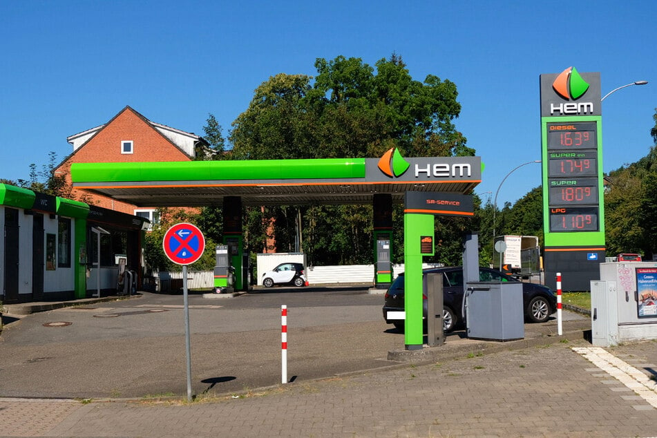 Die Tankstelle in der Bergedorfer Straße/Billwerder Straße wurde am Samstagabend überfallen. Zeugen und Zeuginnen werden gebeten, sich bei der Polizei zu melden.