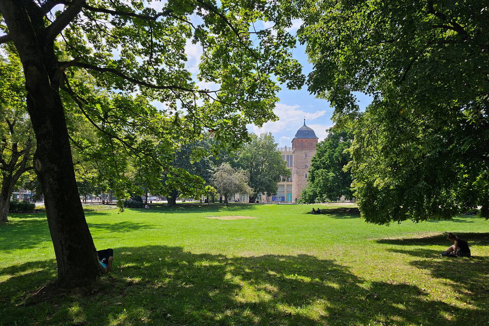 Im Chemnitzer Stadthallenpark gerieten am Montag zwei Männer in Streit - der Zoff eskalierte.