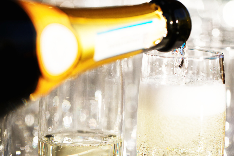 Champagner-Flasche für 13.000 Euro bestellt, leer getrunken und nicht bezahlt