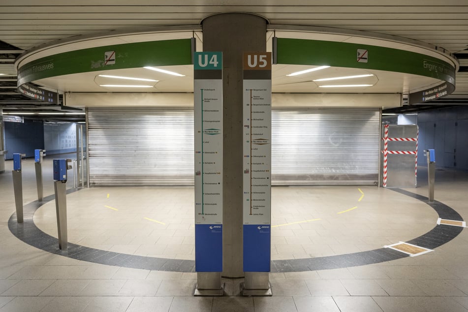 An der U-Bahn-Station "Max-Weber-Platz" soll ein Mann nachts vergewaltigt worden sein.