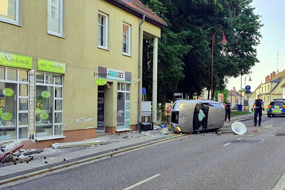 In Bad Muskau krachte am Mittwochmorgen ein Audifahrer gegen eine Hauswand.