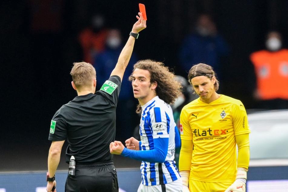 Schiedsrichter Patrick Ittrich schickt Yann Sommer mit Rot vom Feld. Trotz Überzahl reichte es für Herthas Matteo Guendouzi (M.) nur zu einem 2:2.