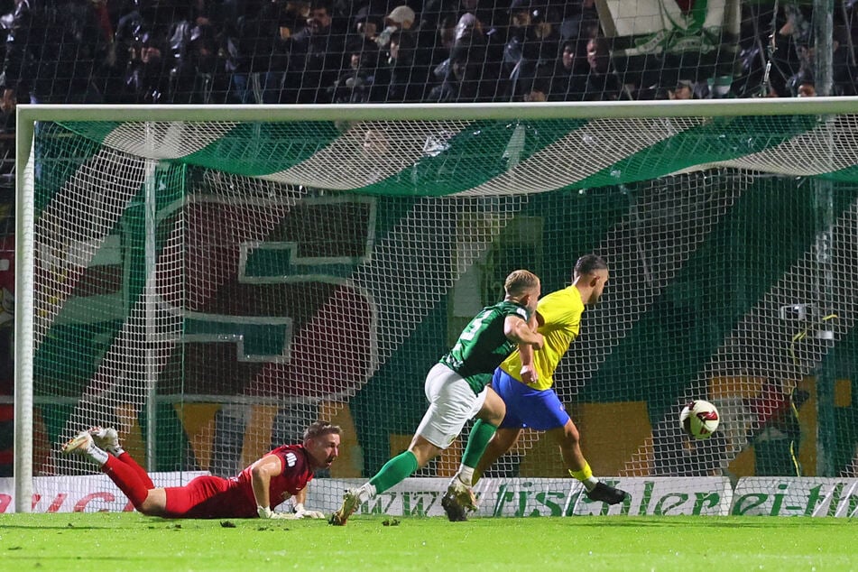 Lucas Will (r.) staubt zum 1:0 für Luckenwalde ab.