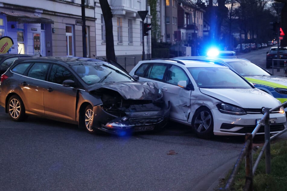 In Hamburg sind am Mittwochabend ein Ford und ein VW zusammengestoßen. Die beiden Fahrer wurden verletzt.
