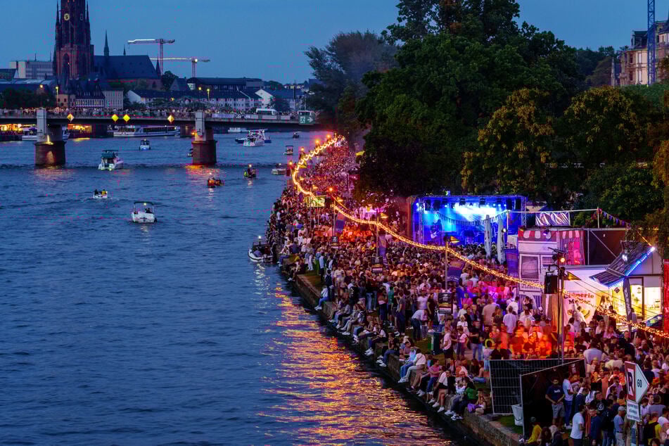 Es werden Musik, Ausstellungen und viele Gastronomiestände mit Spezialitäten aus aller Welt geboten.