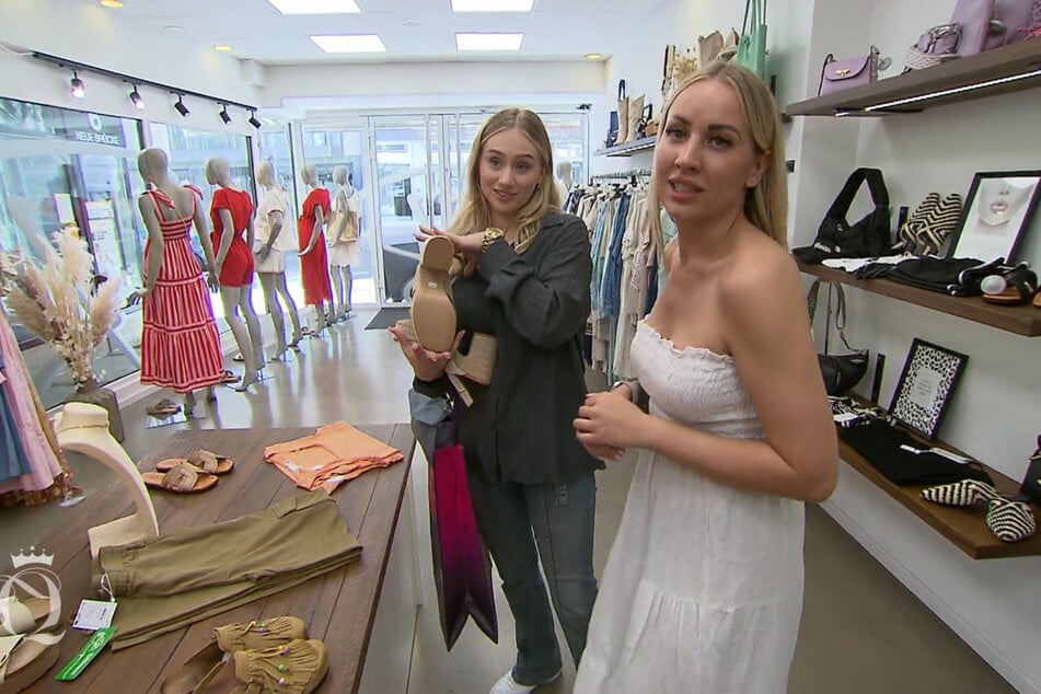 Julija (26) hat ihre jüngere Schwester Sofia (18) als Shopping-Begleitung dabei.