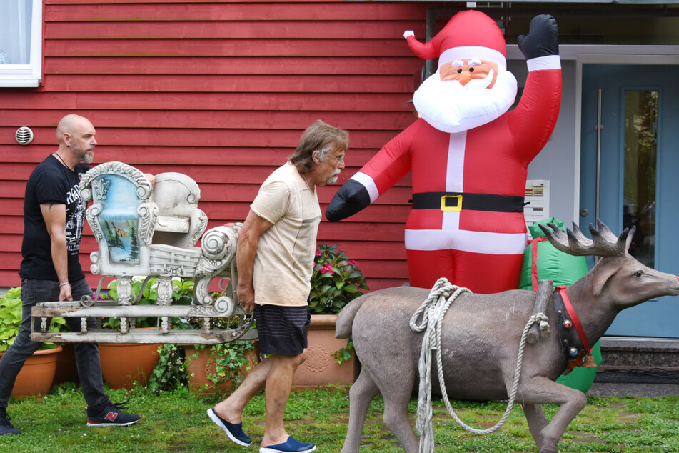Vorbereitung in kurzen Hosen: Dietmar Sawatzke (70) und Sohn Sebastian dekorieren das Haus weihnachtlich.