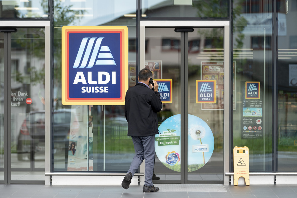 Ein Kunde betritt eine "Aldi Suisse" Filiale.