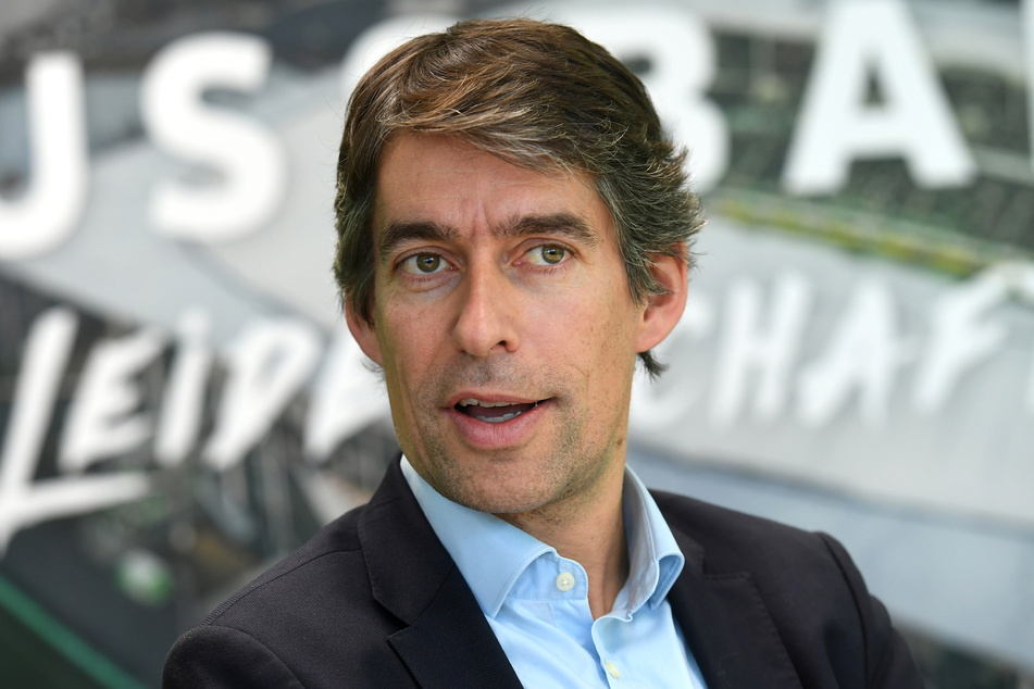 Michael Meeske spricht während einer Pressekonferenz im Medienraum des VfL-Centers.