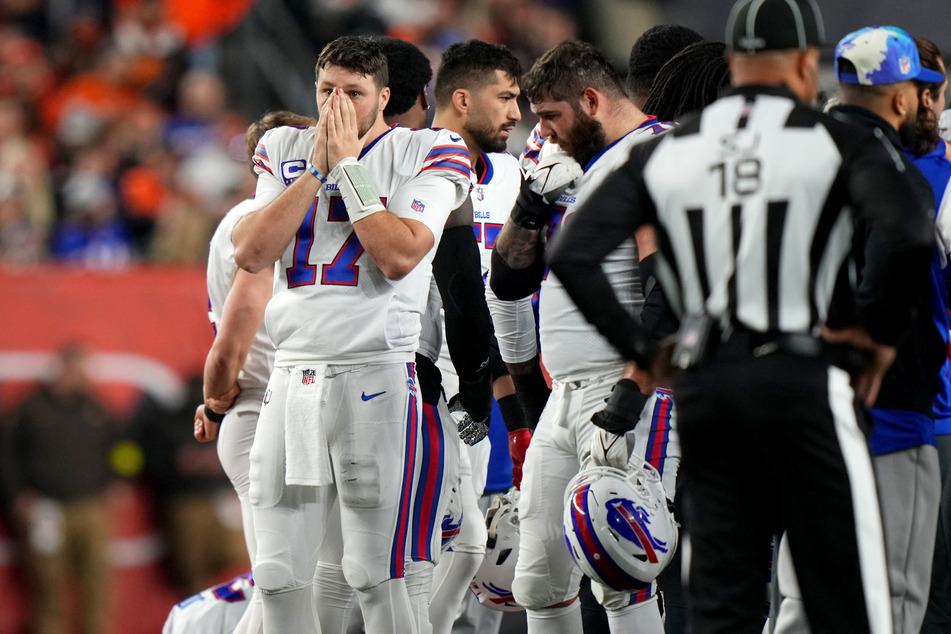 Buffalo Bills quarterback Josh Allen (l.) was left in shock as his teammate Damar Hamlin received CPR on the field after suffering cardiac arrest.
