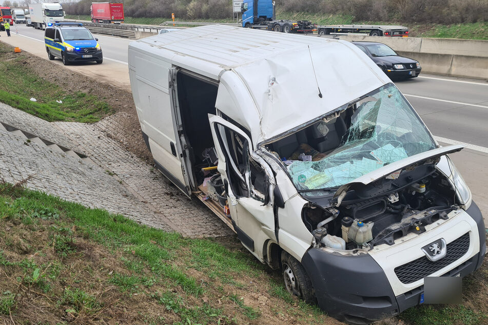 Unfall A38: Transporter kommt von A38 ab, mäht Schild und Notrufsäule nieder