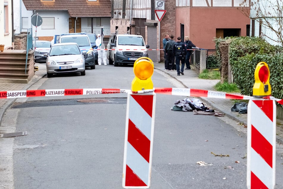 Das Motiv hinter dem Angriff in Breuberg-Hainstadt ist noch völlig unklar, Hinweise auf eine Beziehungstat liegen bislang keine vor.