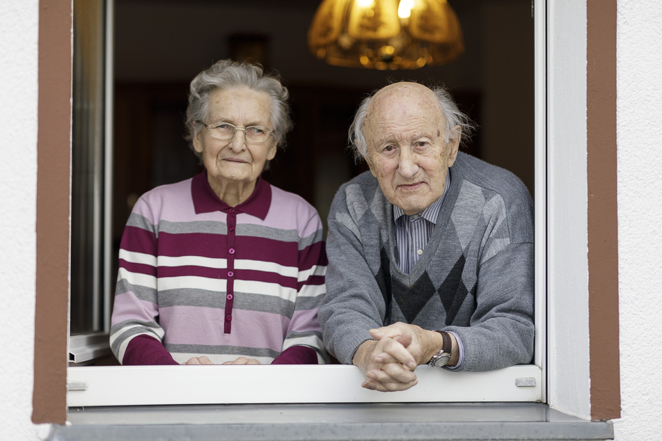 Wohnen seit knapp 72 Jahren in trauter Zweisamkeit in ihrem Haus in Görlitz-Biesnitz: Charlotte Wünsche (101) schmeißt noch lebenslustig den Garten. Während Corona wird sie gemeinsam mit Ehemann Gerhard (98) von Sohn und Schwiegertochter versorgt.