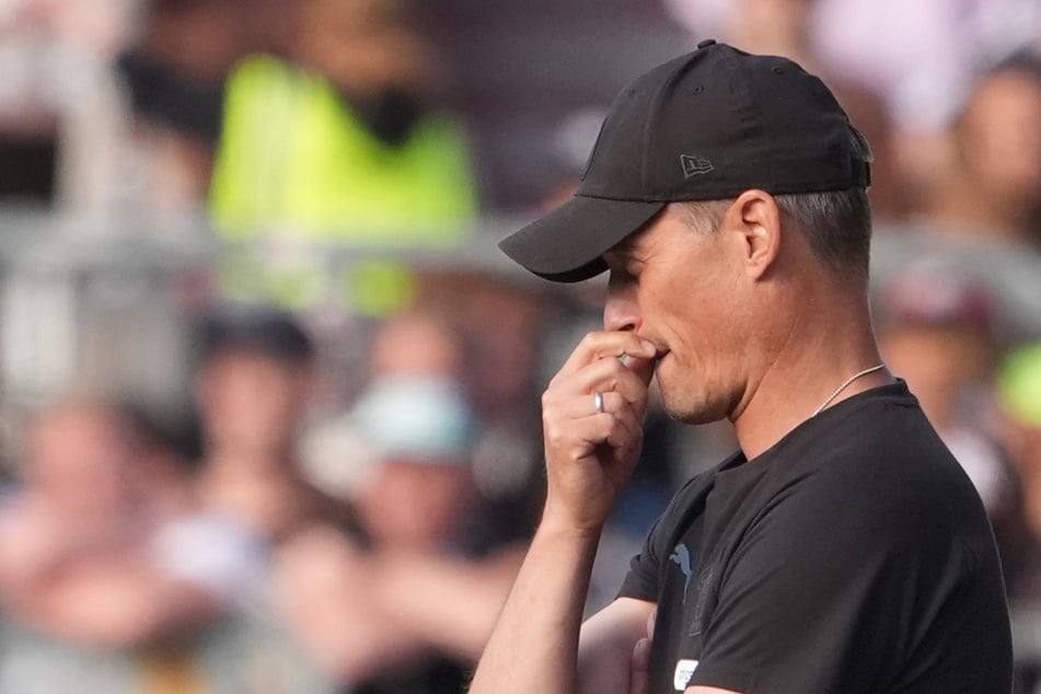 St. Paulis Trainer Alexander Blessin muss gegen den VfB Stuttgart auf einige Kräfte verzichten.
