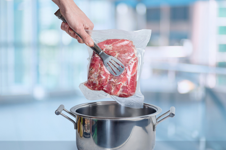 Das Kochen von Fleisch tötet Bakterien und Keime ab. (Symbolfoto)