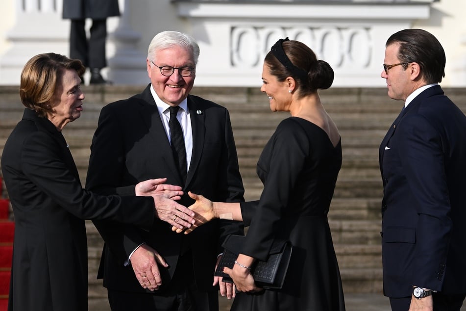 Elke Büdenbender (61, v.l.) und Bundespräsident Frank-Walter Steinmeier (67) begrüßten die royalen Gäste.