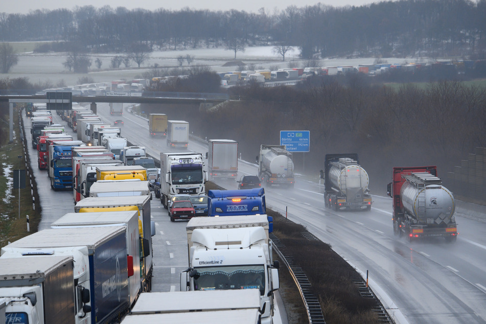 Auf Sachsens Autobahnen (hier: A4 bei Bautzen in Richtung Dresden) kommt es zu glatten Straßen und Stau.