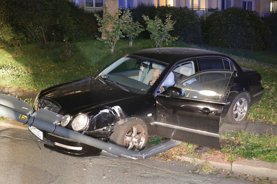 Der Kia-Fahrer stand unter Drogen und war der Polizei bereits wegen Drogendelikten und dem Verstoß gegen das Waffengesetzt bekannt.
