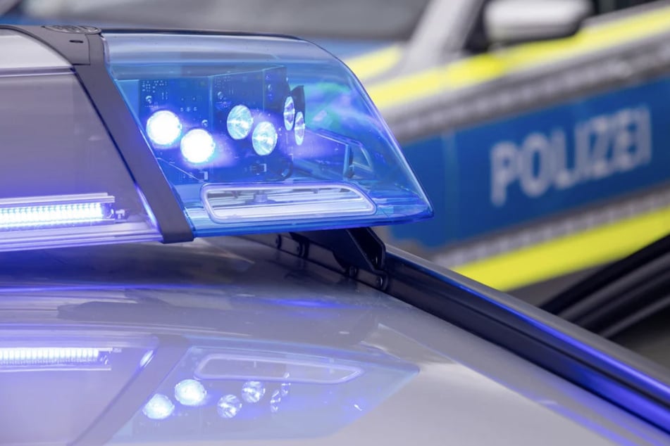 Die 40-Jährige wurde bei der Fixierung ihrer Begleitung gegenüber den Beamten handgreiflich. (Symbolbild)