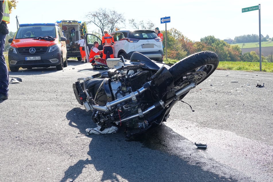 Zwei Personen auf dem Motorrad wurden schwer verletzt.