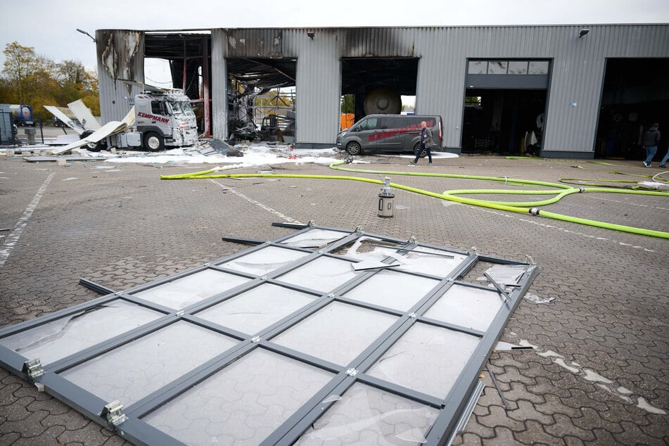 Das Rolltor flog mehrere Meter weit über das Gelände.