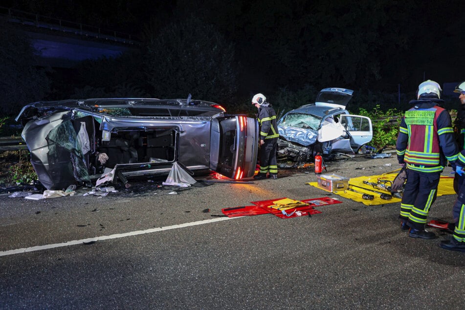 Die Feuerwehr war mit einem Großaufgebot vor Ort, um die Unfallstelle zu sichern und die Verletzten zu versorgen.