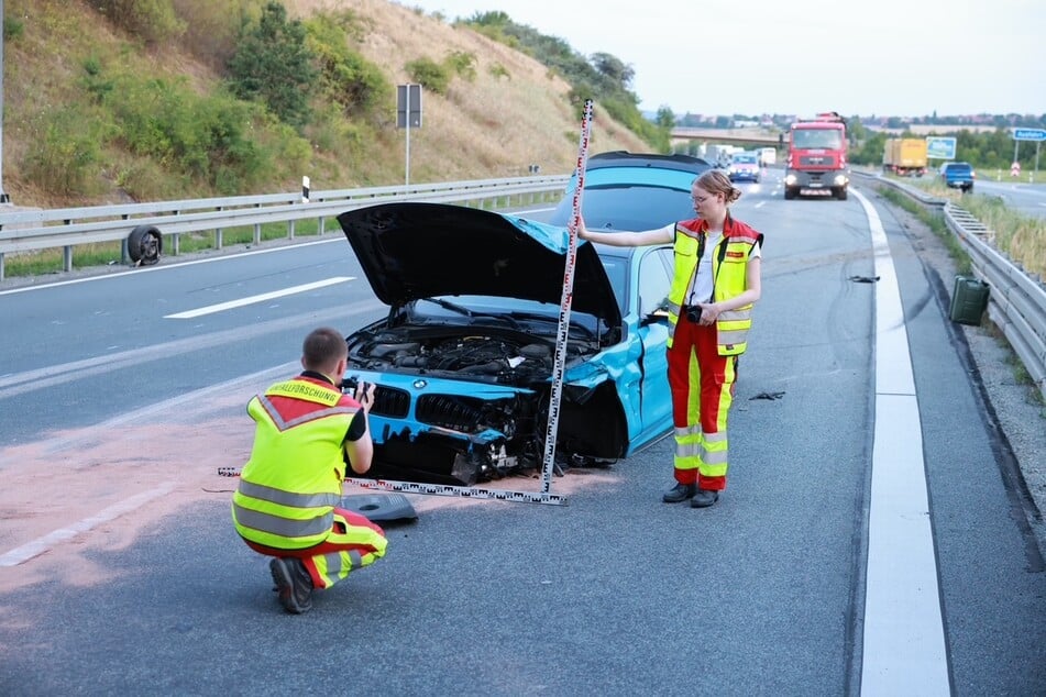 Ein BMW hat vermutlich wegen eines geplatzten Reifens eine Vollsperrung der A17 in Richtung Dresden verursacht.