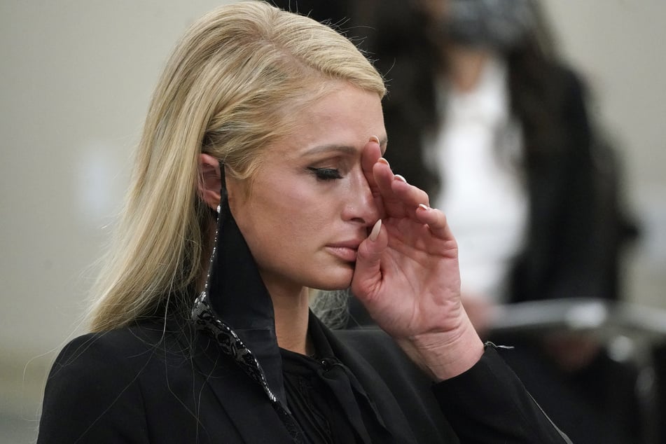 Paris Hilton hatte in ihrem Leben mehrfach mit sexuellem Missbrauch zu tun. Zuletzt erhob sie schwere Vorwürfe gegen ihre alte Schule im US-Bundesstaat Utah.