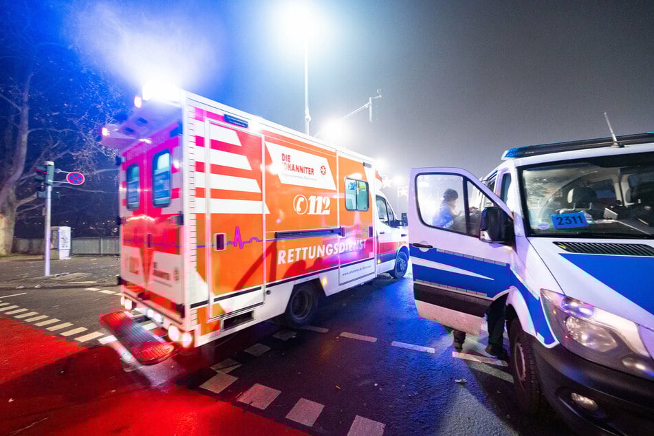 Ein Rettungswagen passiert in Frankfurt ein Polizeiauto (Symbolbild).