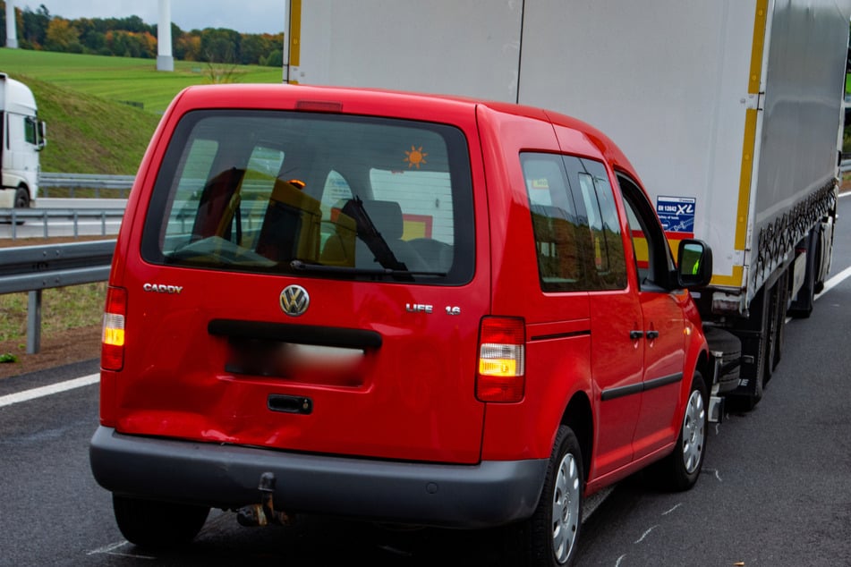 Der Fahrer des VW Caddy hatte nicht mehr rechtzeitig bremsen können und war von dem Lkw in den dahinter fahrenden VW T-Roc geschoben worden.