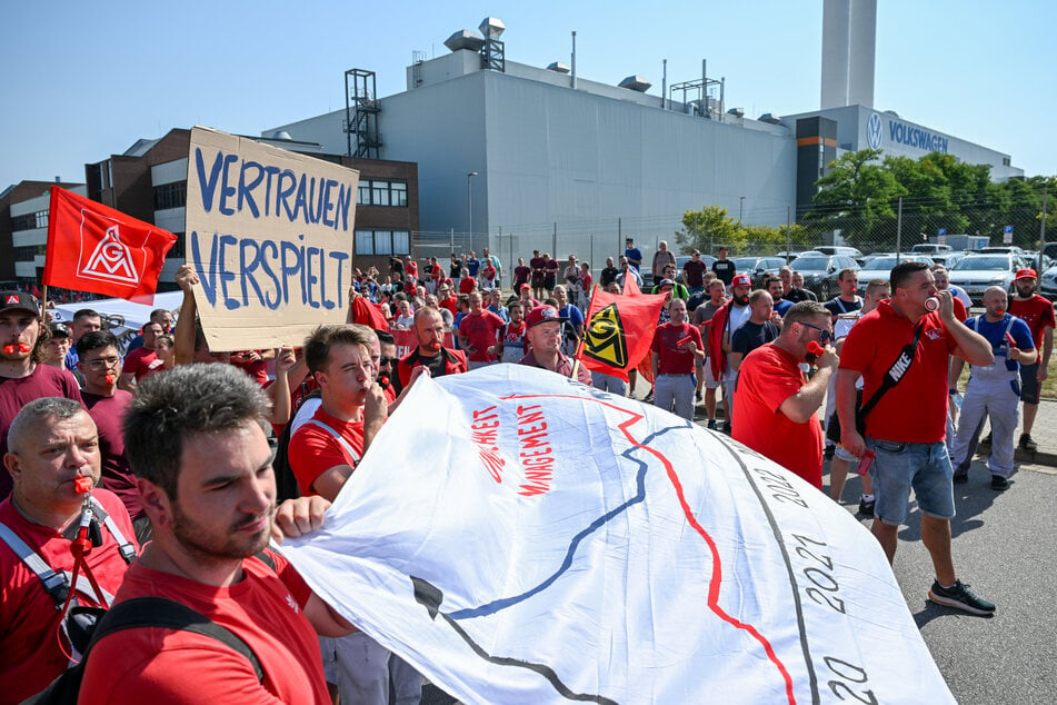 Beschäftigte der VW-Standorte Zwickau und Dresden protestierten am Donnerstag anlässlich einer Betriebsversammlung im Werk Mosel gegen die Sparpläne der Konzernleitung.