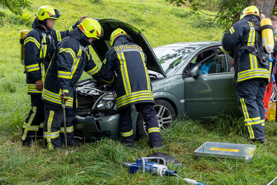 Die Feuerwehr klemmte sofort die Batterie ab, um weitere Gefahren zu verhindern.