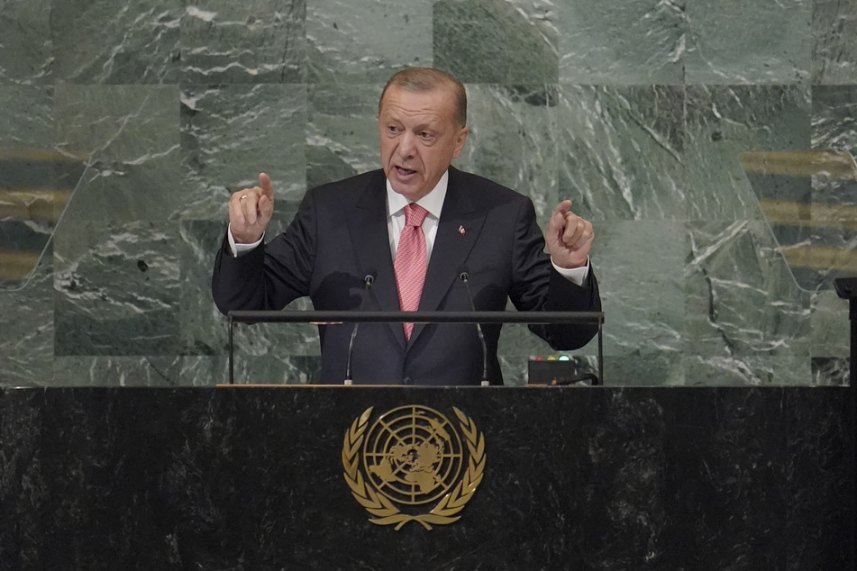 Der türkische Präsident, Recep Tayyip Erdogan (68), erklärte, der Austausch sei unter Vermittlung der Türkei zustande gekommen, wie die staatliche Nachrichtenagentur Anadolu am Mittwochabend meldete. Erdogan nannte die Einigung demnach einen "wichtigen Schritt" hin zu einer Beendigung des Kriegs in der Ukraine.