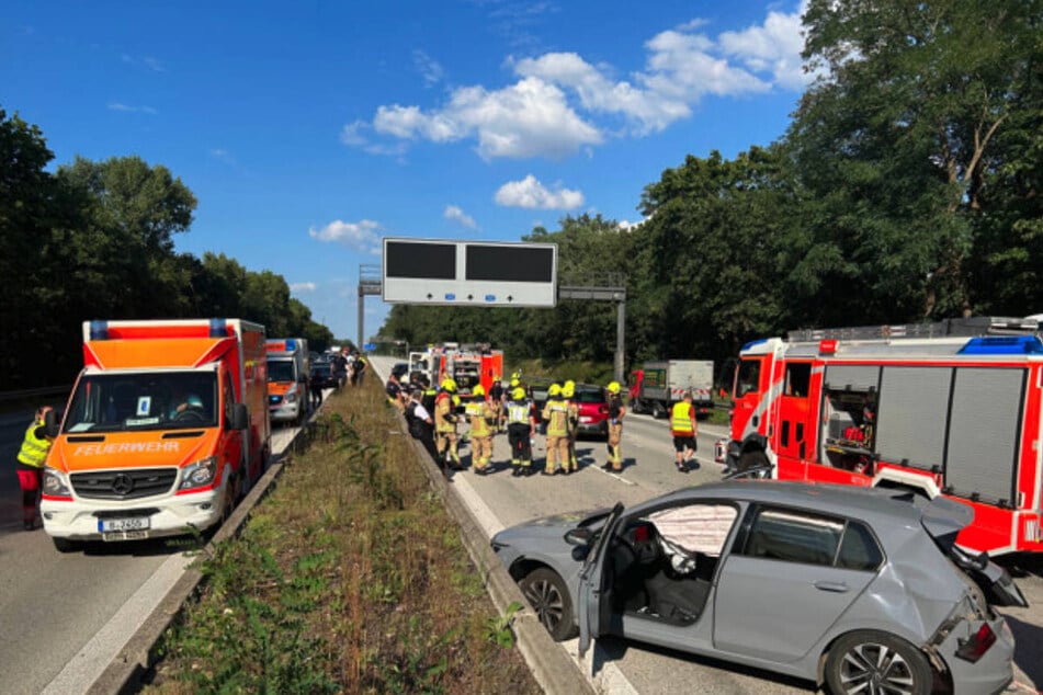 Die Berliner Feuerwehr musste am Freitagnachmittag zu einem schweren Unfall auf der AVUS ausrücken.