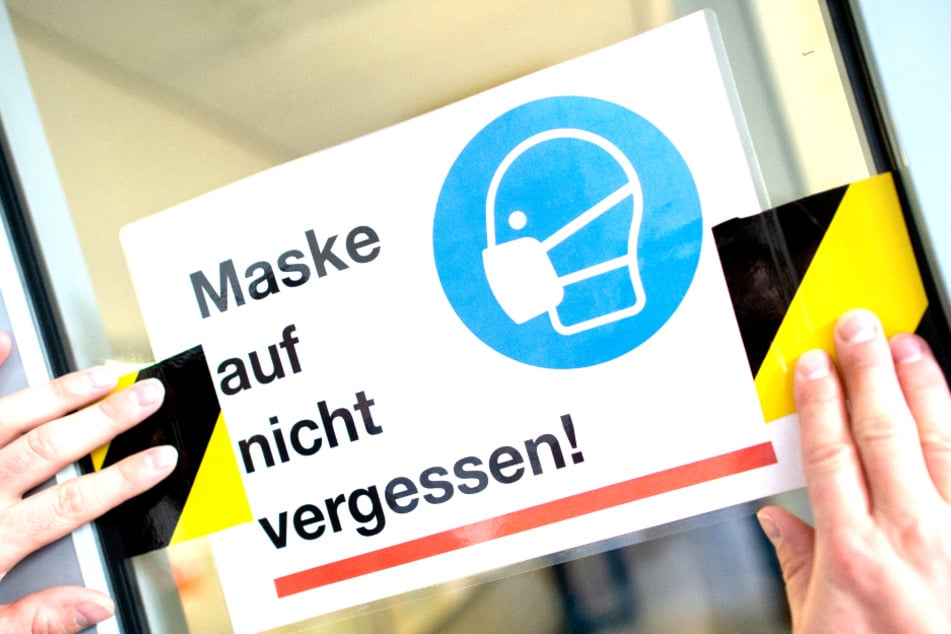 Das Kreditinstitut in Shanghai soll den reichen Mann nur gebeten haben, eine Maske zu tragen.