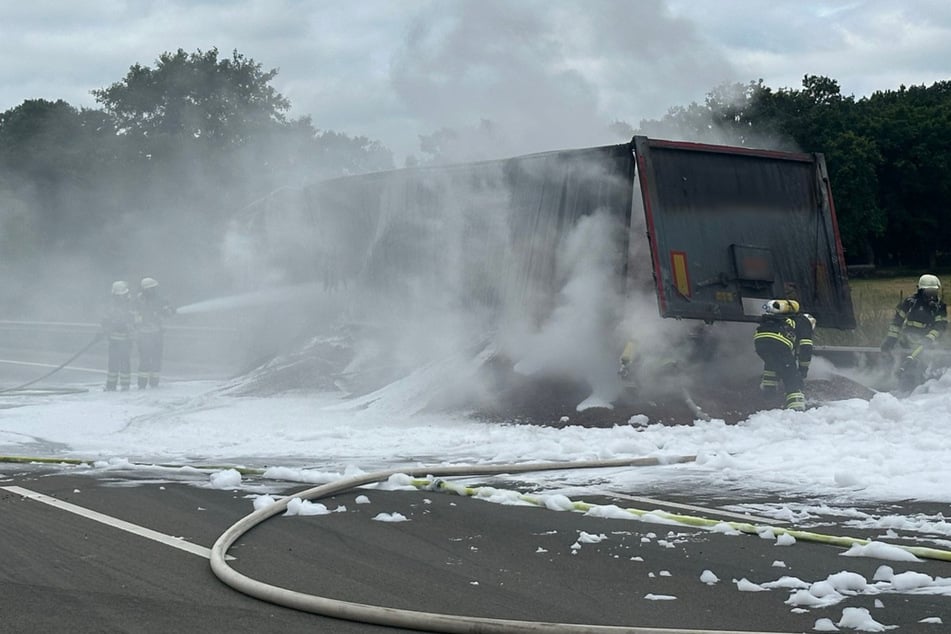 Aktuell wird davon ausgegangen, dass es technischer Defekt das Feuer ausgelöst hatte.