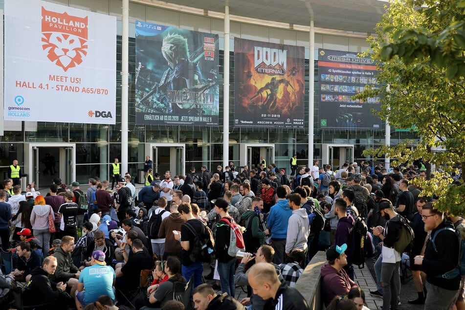 2019: Messebesucher warten vor einer Messehalle in Köln auf den Einlass zur Gamescom.