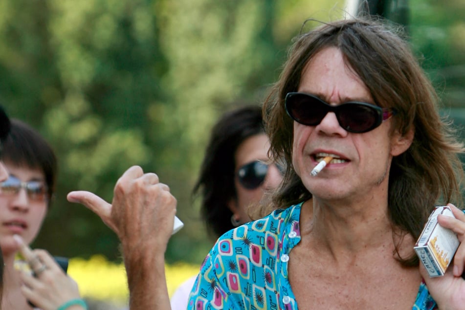 David Johansen, the lead singer of influential glam-punk band New York Dolls, has died.