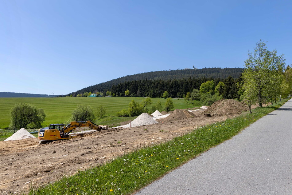 Die Bauarbeiten für die Feriensiedlung auf der Bergwiese am Fichtelberg ruhen seit Ende Mai.