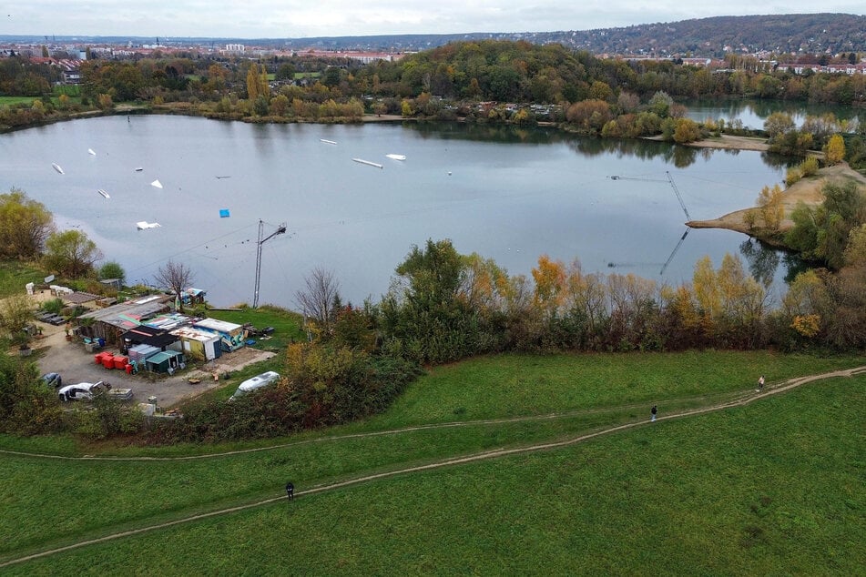 Die Wasserskianlage an der Kiesgrube Leuben kann erst wieder geöffnet werden, wenn sämtliche Bauten vom Ufer verschwunden und auf die Wiese hinter der Hecke unterhalb des Weges gezogen sind.