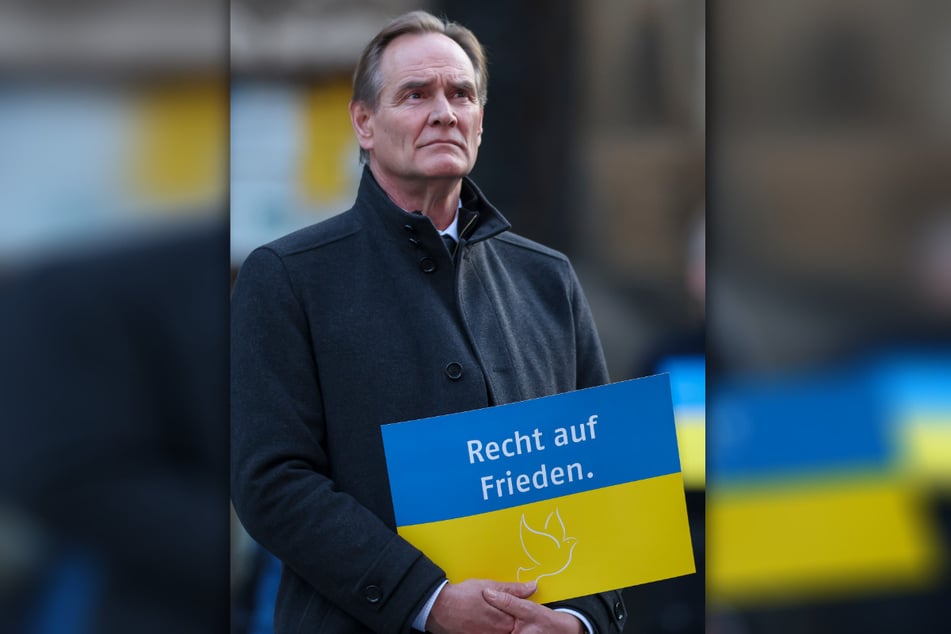 Leipzigs Oberbürgermeister Burkhard Jung (66, SPD) bei einer Antikriegsdemonstration im April 2022. Das Stadtoberhaupt hatte sich in der Vergangenheit immer wieder für Frieden in der Ukraine ausgesprochen. Leipzig und Kiew sind seit 1961 Partnerstädte.