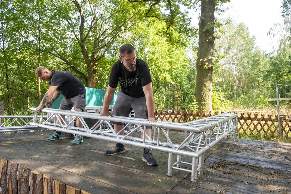 Gregor Spurmann (34, l.) und Kai Hasenmayer (43) von Digital Gear bauen die Bühnenelemente auf.