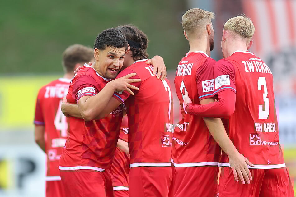Torjubel nach dem 2:0 für Zwickau, Torschütze Cemal Sezer (29).