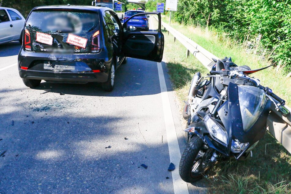 Motorradfahrer rast in VW: 17-Jähriger schwer verletzt!
